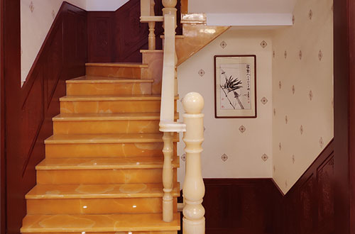新县中式别墅室内汉白玉石楼梯的定制安装装饰效果